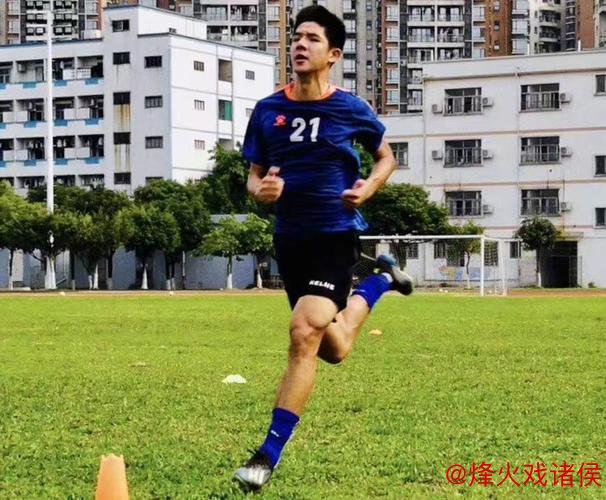 25岁职业球员转行卖肠粉:对中国足球失去信心 25岁职业球员转行卖肠粉:对中国足球失去信心