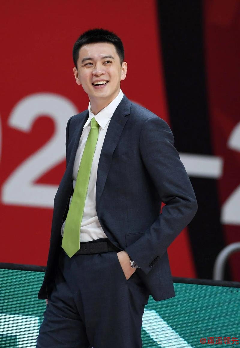 CBA最帅的教练也下课了！辽宁男篮宣布杨鸣因个人身体原因辞职