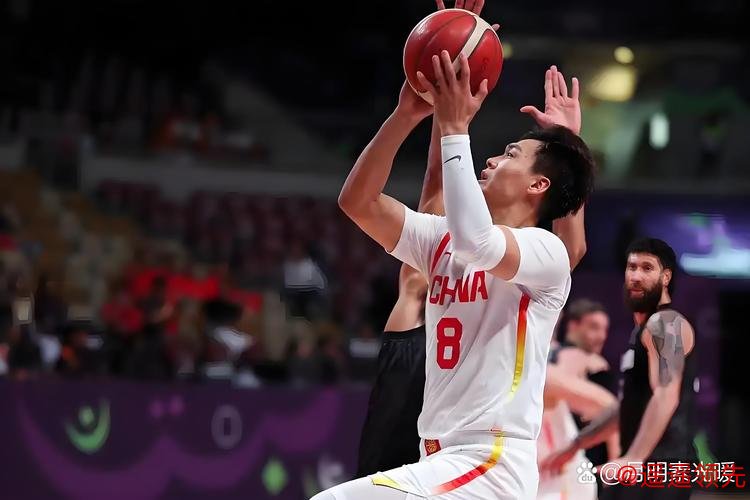 CBA新赛季中国男篮13位国手全面亮相，胡金秋廖三宁张镇麟数据各异引热议，场均得分篮板助攻差距大反映实力分化